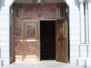 教堂的大门……银?
