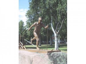 越野滑雪者雕像