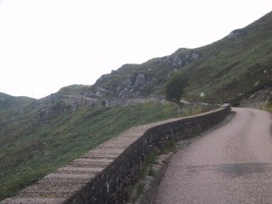 道路上有石墙在“陡峭”的一侧