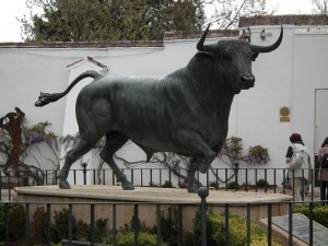 公牛和斗牛士在斗牛场外有雕像来纪念