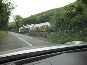 在爱尔兰的左侧开车。（附近的Ballyvaughn，Co.Clare）