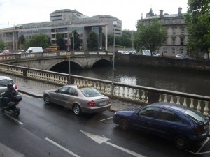 都柏林河上利菲河上的几座桥之一