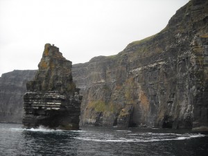 爱尔兰莫赫(Branaunmore)悬崖的大海柱