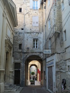 法国阿维尼翁狭窄的街道